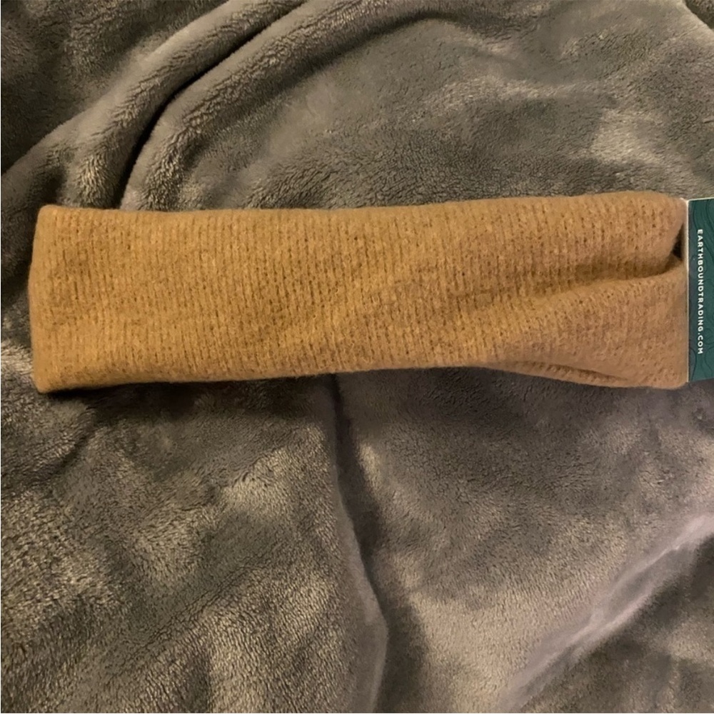 𝅺3 make up bags 1 Bare minerals and 2 old navy bags and one Earthbound head band - Picture 7 of 11